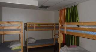 Гостиница Хостел Старый Центр Новосибирск Спальное место на двухъярусной кровати в общем номере для мужчин-1
